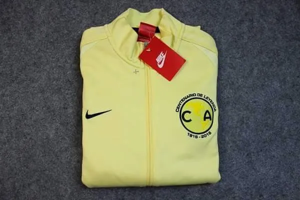 @damianelgs La chamarra doblada con el escudo a detalle