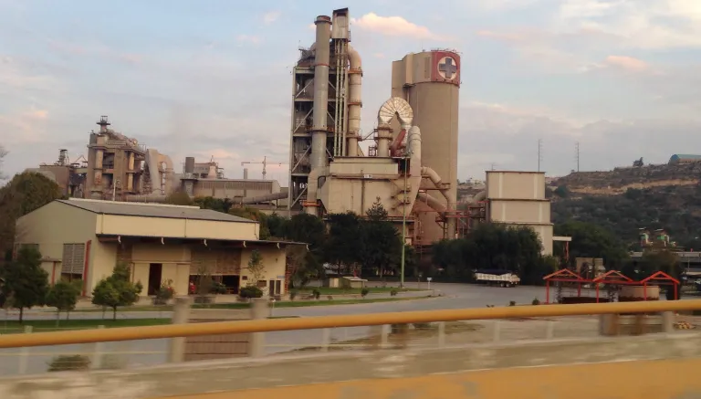 DANTE GARCÍA La cementera es iluminada intensamente por las noches