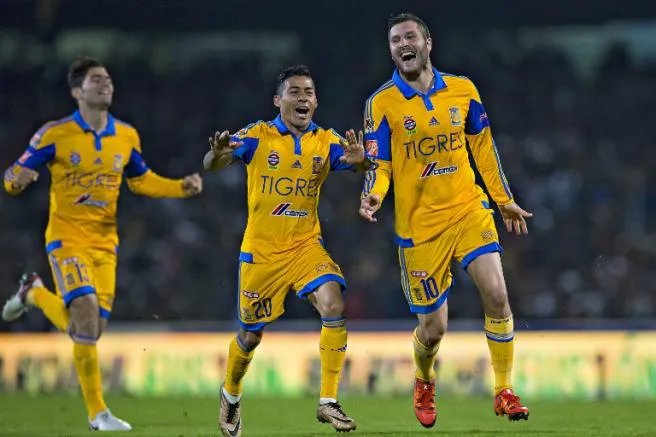 Javier Aquino celebra gol de Gignac en Final del Apertura 2015