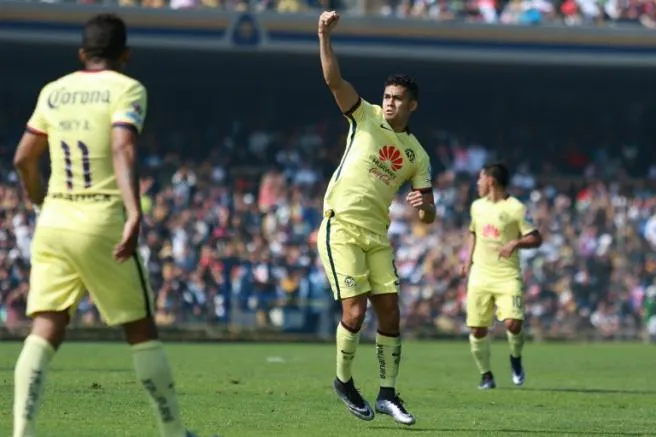 Andrade celebra un gol con el América