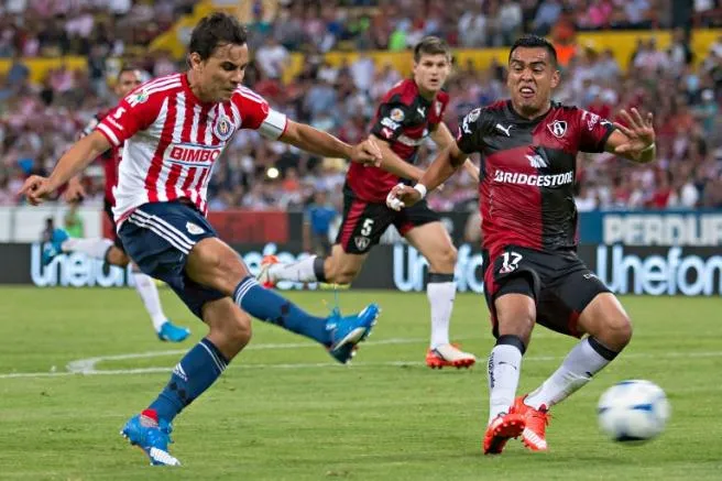 Omar Bravo saca un disparo durante el Clásico Tapatío