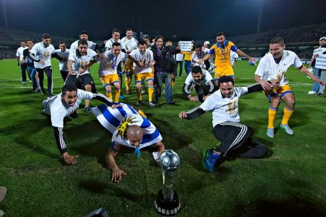 Jugadores de Tigres celebran su cuarto título