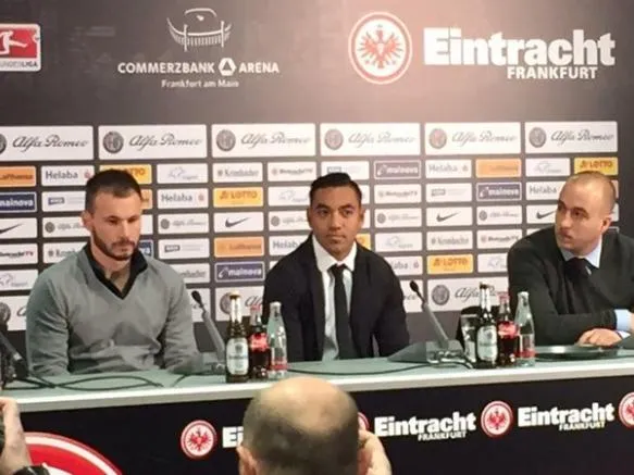 TWITTER EINTRACHT FRANKFURT Marco Fabián escucha preguntas de los periodistas