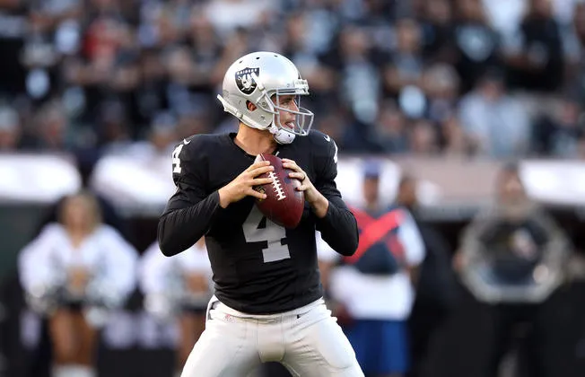 ESPECIAL Carr prepara un pase en un juego de los Raiders