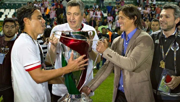 IMAGO7 Bravo, Vergara y Almeyda con la Copa MX