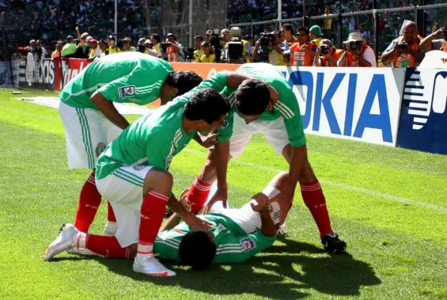 MEXSPORT Miguel Sabah es felicitado por gol en el hexagonal