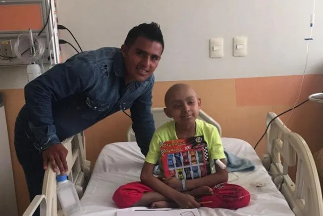 ESPECIAL RÉCORD Cortés visitó a niños con diferentes enfermedades