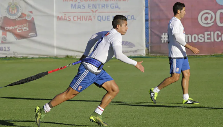 IMAGO7 Salcedo se esfuerza al máximo en práctica con Chivas