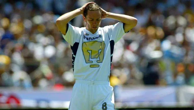 Tano de Nigris cuando servía a los Pumas de la UNAM