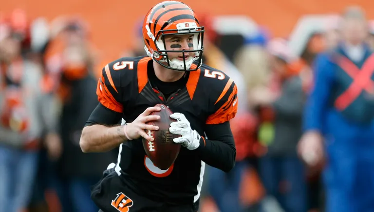 AP A.J. McCarron se prepara para lanzar un pase