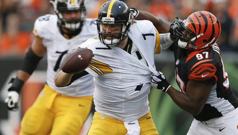 AP Ben Roethlisberger es presionado por la defensiva de Cincinnati