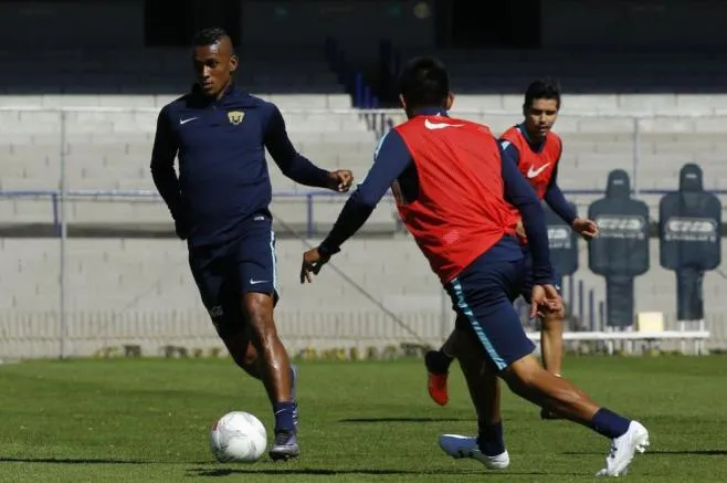 Fidel Martínez durante un entrenamiento de Pumas