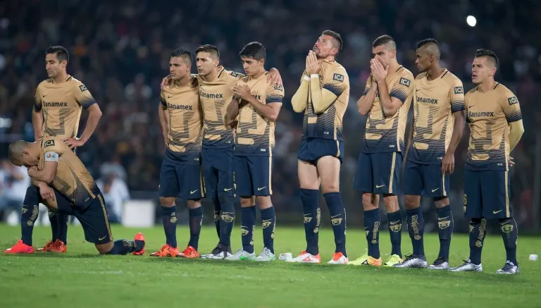 Jugadores de Pumas durante los penaltis de la Final del A2015
