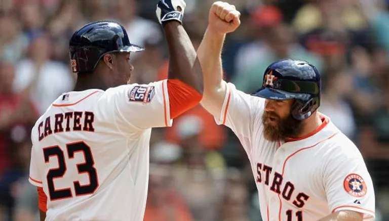 Jugadores de los Astros se felicitan