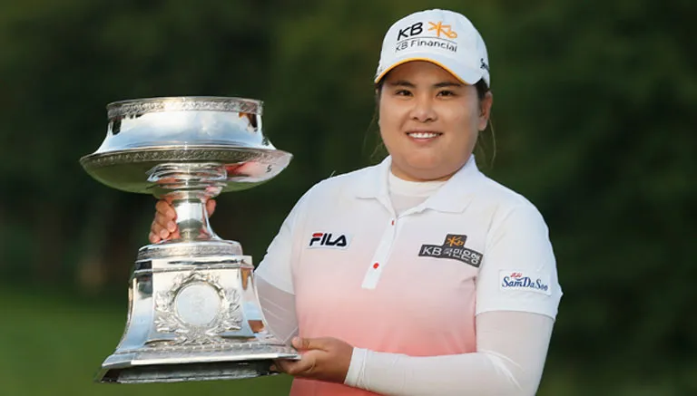 Inbee Park festeja con un trofeo