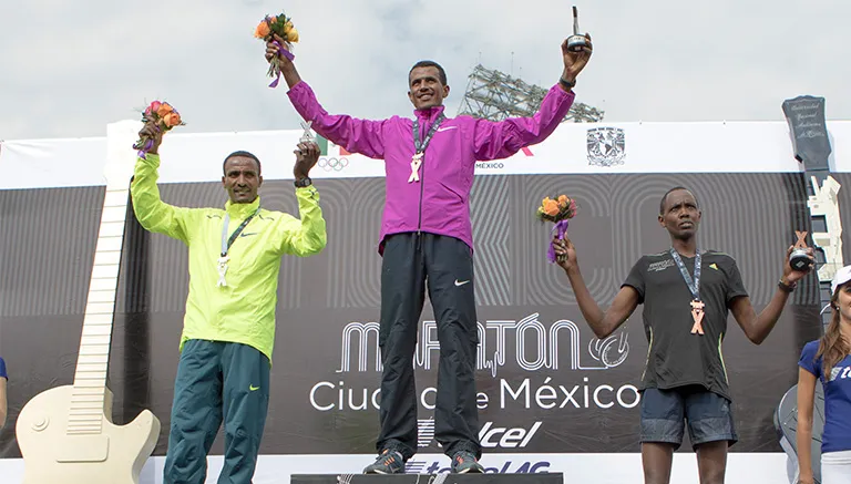 Ganadores del Maratón en 2015 festejan