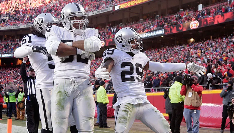 Jugadores de los Raiders festejan un touchdown