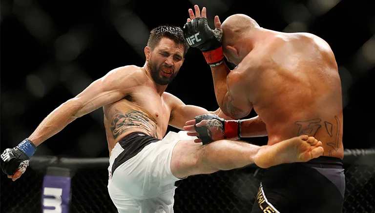 Carlos Condit patea a Robbie Lawler en UFC 195
