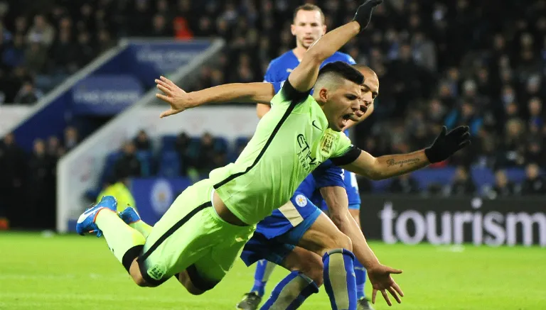 AP El Kun cae tras sufrir una falta en la Premier