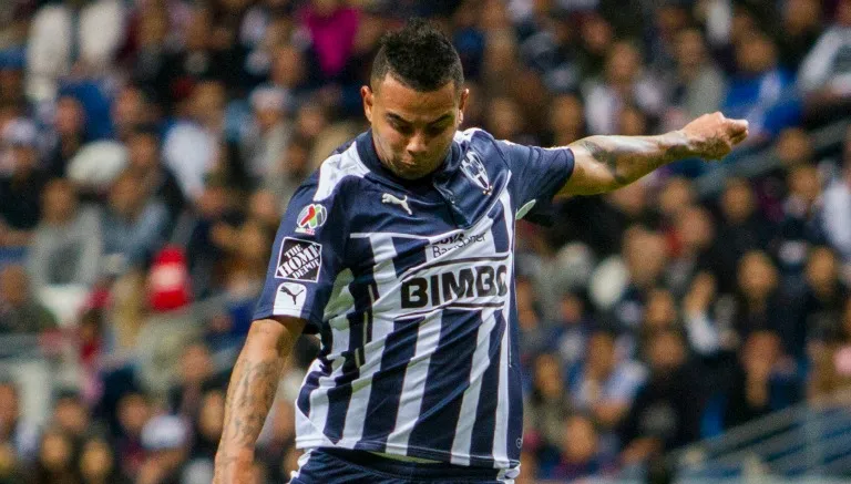 MEXSPORT El jugador de Rayados intenta tirar a portería