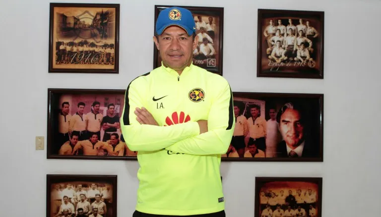 DANIEL GÁMEZ El técnico de las Águuilas posa frente a retratos en las instalaciones de Coapa