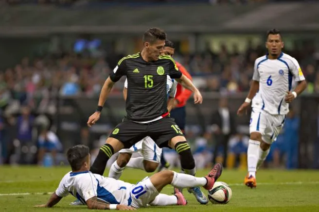 MEXSPORT Héctor Moreno contiene a los atacantes salvadoreños