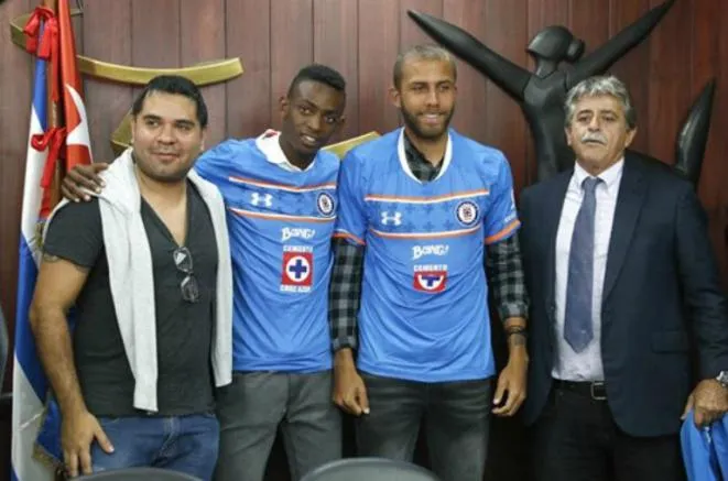 Los futbolistas cubanos portan las playeras