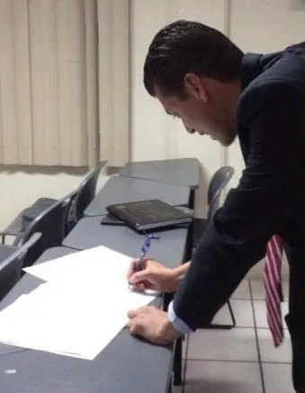 ERICK MIRANDA Miranda, tras aprobar su examen de doctorado