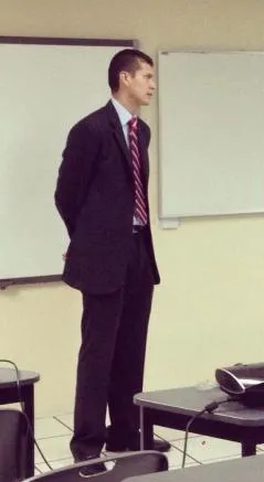 ERICK MIRANDA El silbante, presentando su prueba para obtener el título de doctor en Química