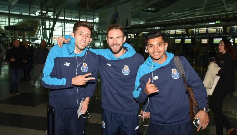 FC PORTO Tecatito, Layún y Herrera posan para una foto con el Porto