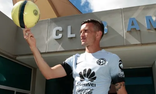 Lozano sostiene un balón en Coapa