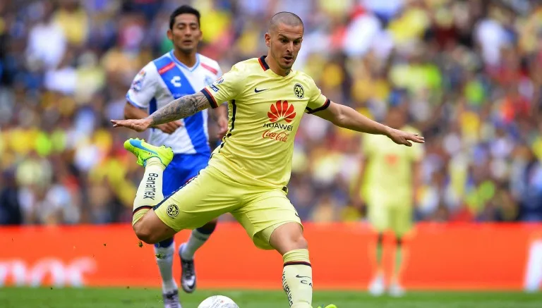 MEXSPORT Momento en que el atacante manda un disparo a la portería