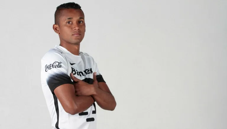 El ecuatoriano cruza los brazos frente a la cámara