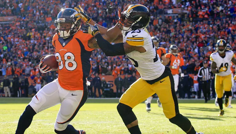 Demaryius Thomas corre con el ovoide