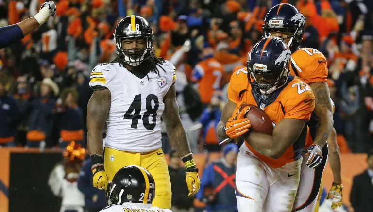 C.J. Anderson intenta escaparse con el ovoide