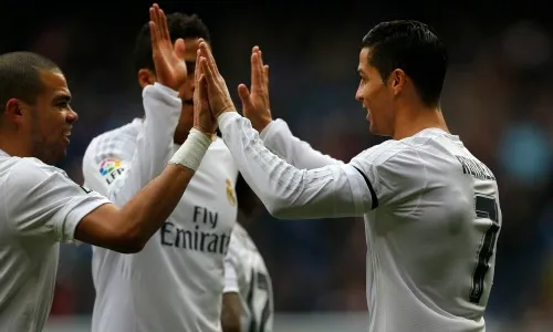 AP Jugadores del Real Madrid se felicitan tras un gol