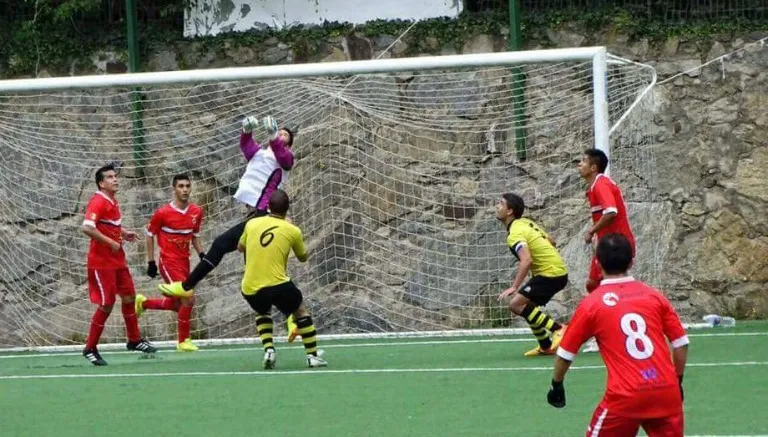 Acción de un partido del Penya Encarnada (rojo)