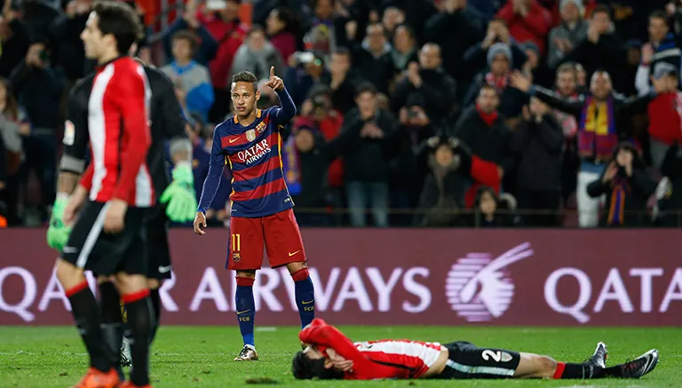 AP Neymar celebra tras anotarle al Athletic