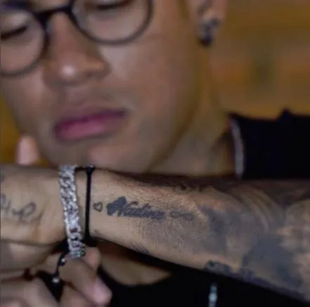 ESPECIAL Neymar presume tatuaje de su madre