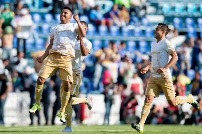 Cortés festeja un gol frente Cruz Azul