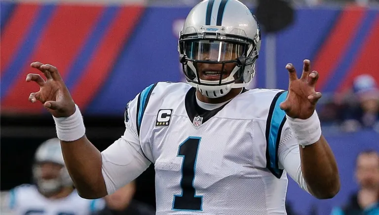 AP Cam Newton da indicaciones a su ofensiva