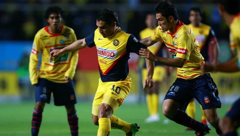 MEXSPORT Cabañas disputa la pelota en su último partido con el América