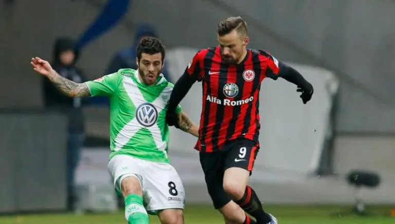 Seferovic roba el balón a Vieirinha del Wolfsburgo