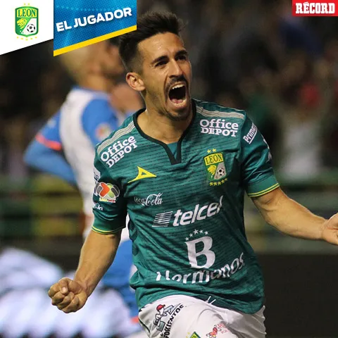 MEXSPORT Fernando Navarro festeja uno de sus goles