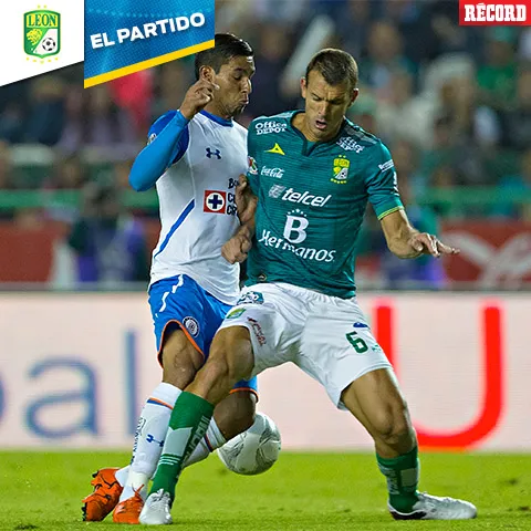 IMAGO7 Joao Rojas y Novaretti pelean por un balón