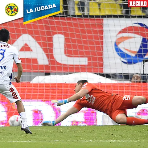 IMAGO7 Moisés Muñoz intenta atajar el balón