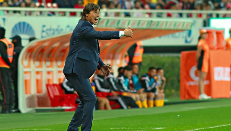 IMAGO7 El 'Pelado' reparte instrucciones a sus futbolistas