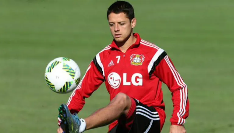 Chicharito domina el balón en entrenamiento del Bayer