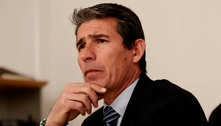 DANIEL GÁMEZ Yayo de la Torre se toca la barbilla durante la entrevista