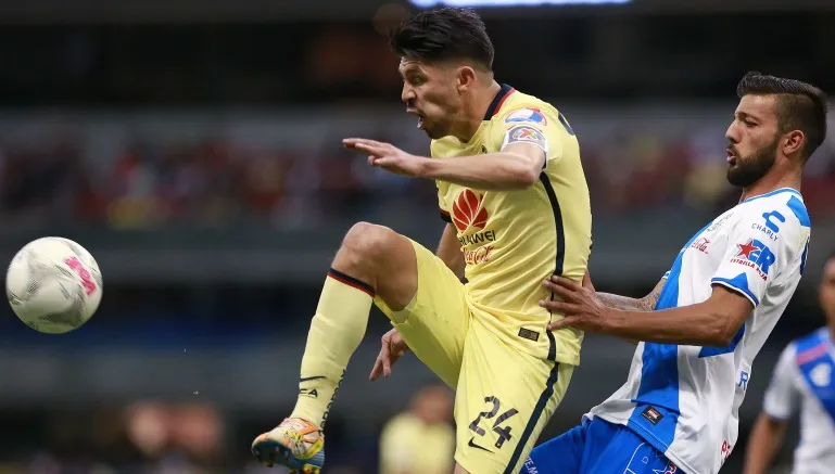 IMAGO7 Oribe disputa la pelota con Herrera del Puebla
